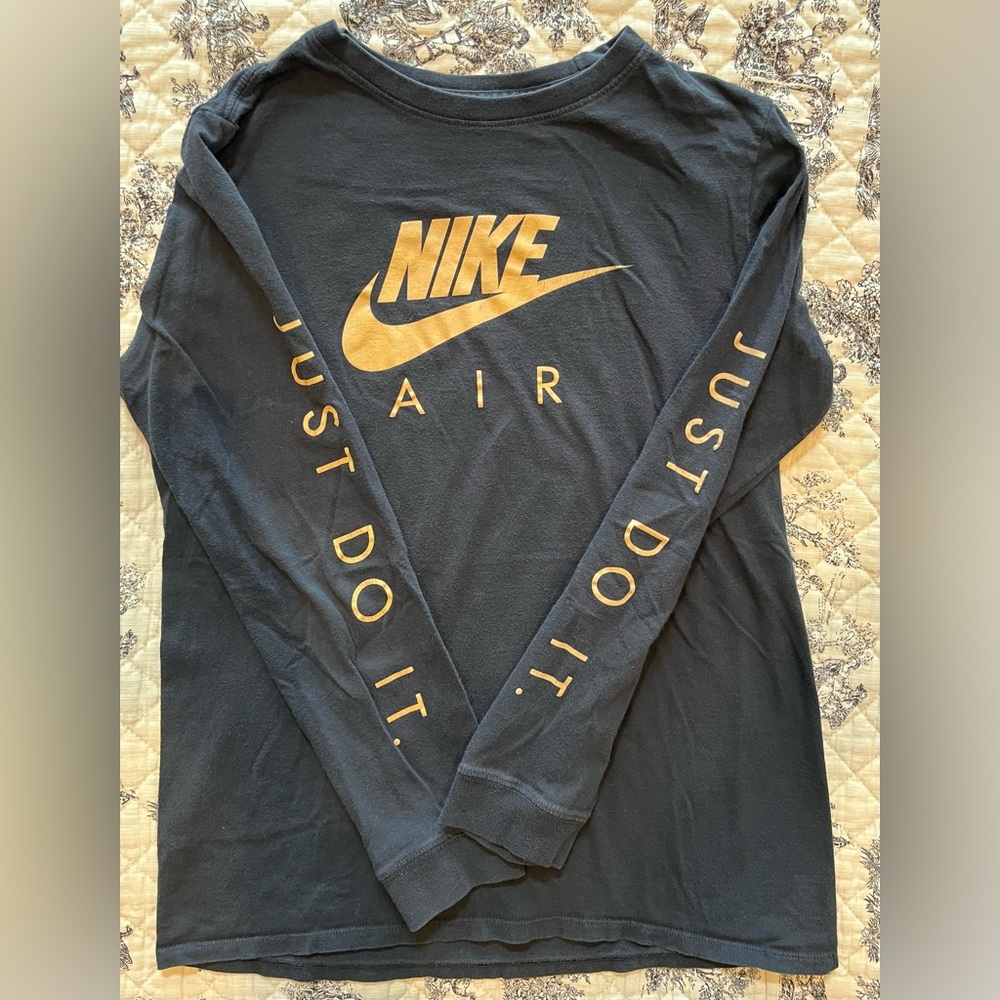 Boys, “The Nike Tee”, Athletic Cut Long-Sleeve Shirt, Size XL.